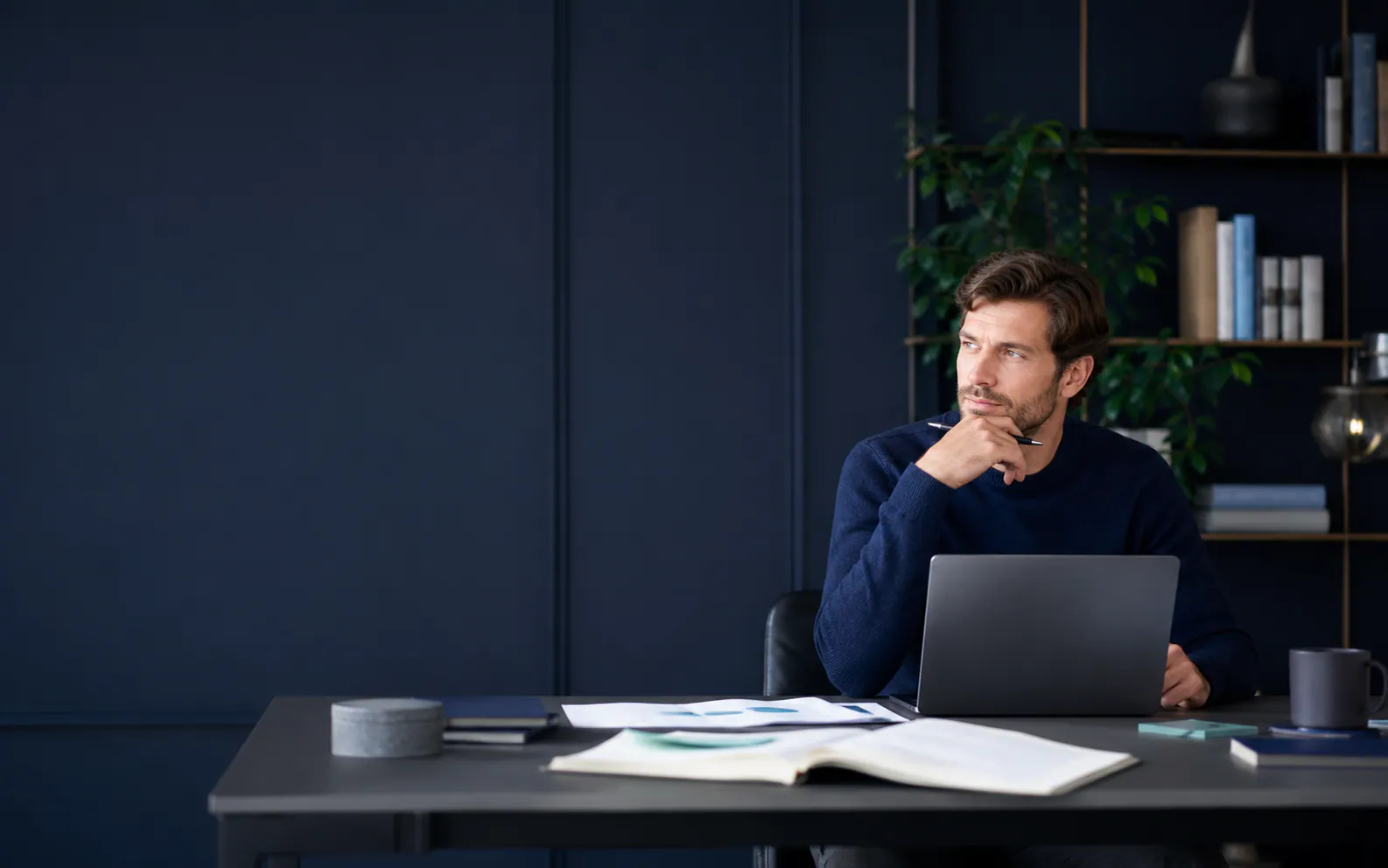 Créateur prenant du recul avant de comparer les structures adaptées à son projet.