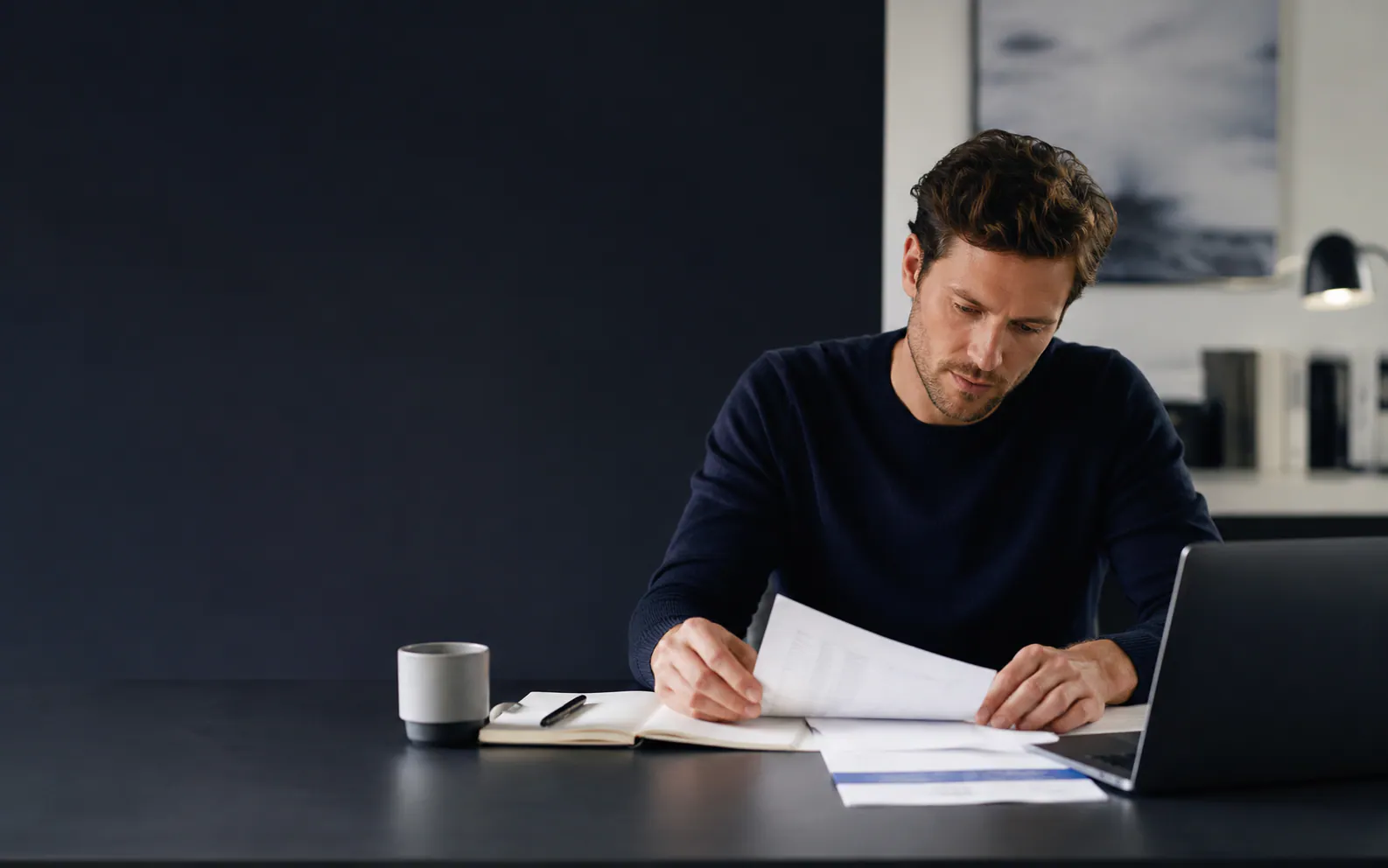 Salarié préparant progressivement son projet d'entreprise dans un espace de travail calme.